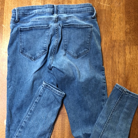 Old Navy. Rockstar Super Skinny Distressed Size 2 - Picture 3 of 3